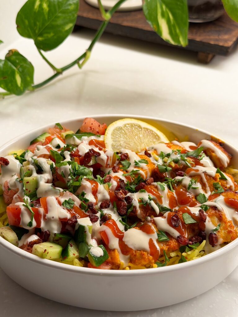 أسياخ دجاج مشوية مع أرز وصوص الطحينة |