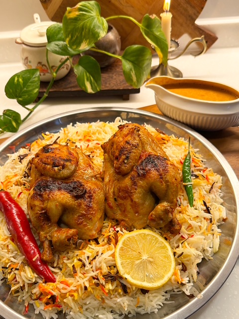دجاج محمر مع رز بكشنة وصوص الكريمة والطماط | Roasted Chicken with Rice, Onion Topping, and Creamy Tomato Sauce